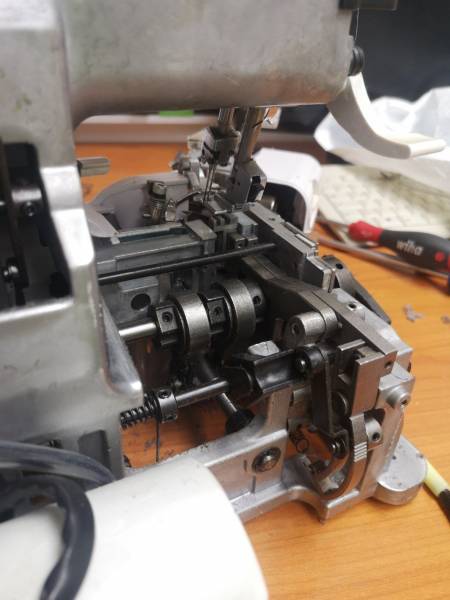 overlock_mechanik.jpg overlock_mechanik.jpg