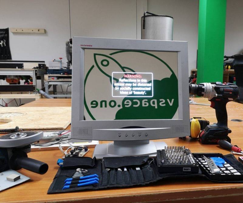 mirrorscreen-mounted.jpg mirrorscreen-mounted.jpg