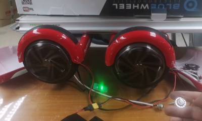 Geteiltes Hoverboard mit grüner LED uns sich drehenden Rädern
