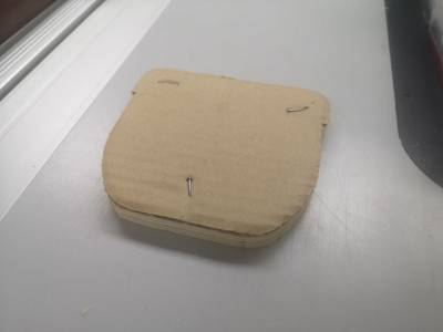 Detailaufnahme der zusammengenagelten Bretter, die nun die Form der Schablone haben