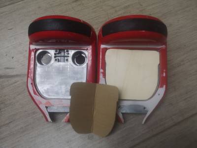 Die beiden Hoverboard-Hälften nebeneinander. Links ohne, rechts mit Brett im Hohlraum. In der Mitte liegt die Schablone.