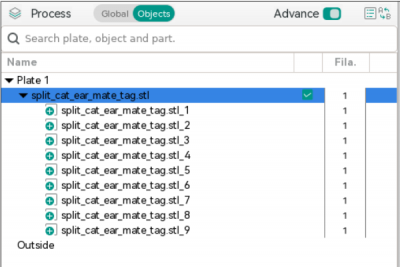 Ein Screenshot in OrcaSlicer, der die Objektliste des Projektes zeigt. Er zeigt, dass "split_cat_ear_mate_tag.stl" in 9 Teile eingeteilt wurde, die jeweils nummiert sind.