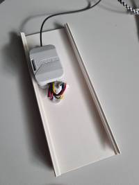 Die Rückseite eines Stück Kabelkanals. Eine graue Abzweigdose ist aufgeklebt. Eine USB-C-Einbaubuchse schaut heraus. 6 Drähte gehen von der Buchse in die Dose, zum gleichen Ende wieder hinaus, und zurück in schwarzen Schrumpfschlauch.