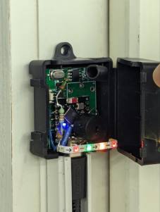 Geöffnetes Gehäuse mit eingebauter Elektronik am Fensterrahmen; im Kabelkanal darunter ist die USB-Leitung. Geöffnetes Gehäuse mit eingebauter Elektronik am Fensterrahmen; im Kabelkanal darunter ist die USB-Leitung.