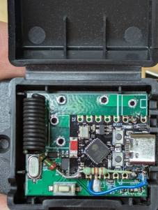 Modifizierte Elektronik im geöffneten Gehäuse Modifizierte Elektronik im geöffneten Gehäuse