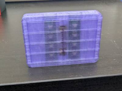 Eine violett-transparente Version, bei der man die Elektronik und Batterie druchscheinen sieht. Eine violett-transparente Version, bei der man die Elektronik und Batterie druchscheinen sieht.