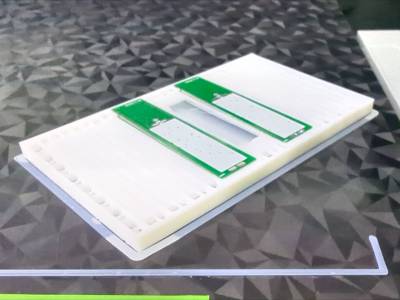 Pausierter Druck mit eingelegten Elektroniken. Pausierter Druck mit eingelegten Elektroniken.