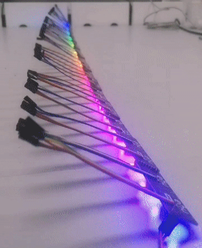 Alle 22 Leiterplatten aneinandergereiht mit Regenbogen-Animation