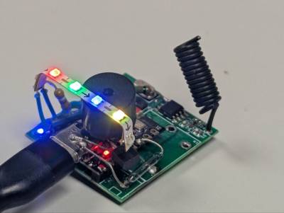 Elektronik mit weiteren Modifikationen auf dem Tisch Elektronik mit weiteren Modifikationen auf dem Tisch