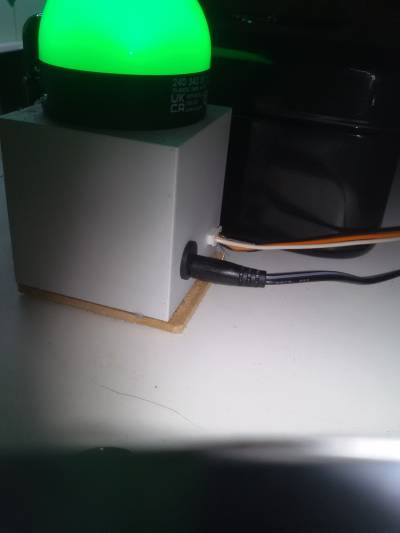 Die gleiche Box von hinten. Sie hat eine Buchse für Hohlstecker und für einen 3-poligen Verbinder. Die gleiche Box von hinten. Sie hat eine Buchse für Hohlstecker und für einen 3-poligen Verbinder.