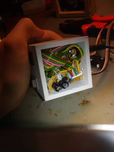Die Box mit offenem Boden. Sie ist randvoll mit überschüssigen Kabeln gestopft. Die Box mit offenem Boden. Sie ist randvoll mit überschüssigen Kabeln gestopft.
