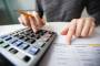 treffen:closeup-accountant-hands-counting-calculator.jpg